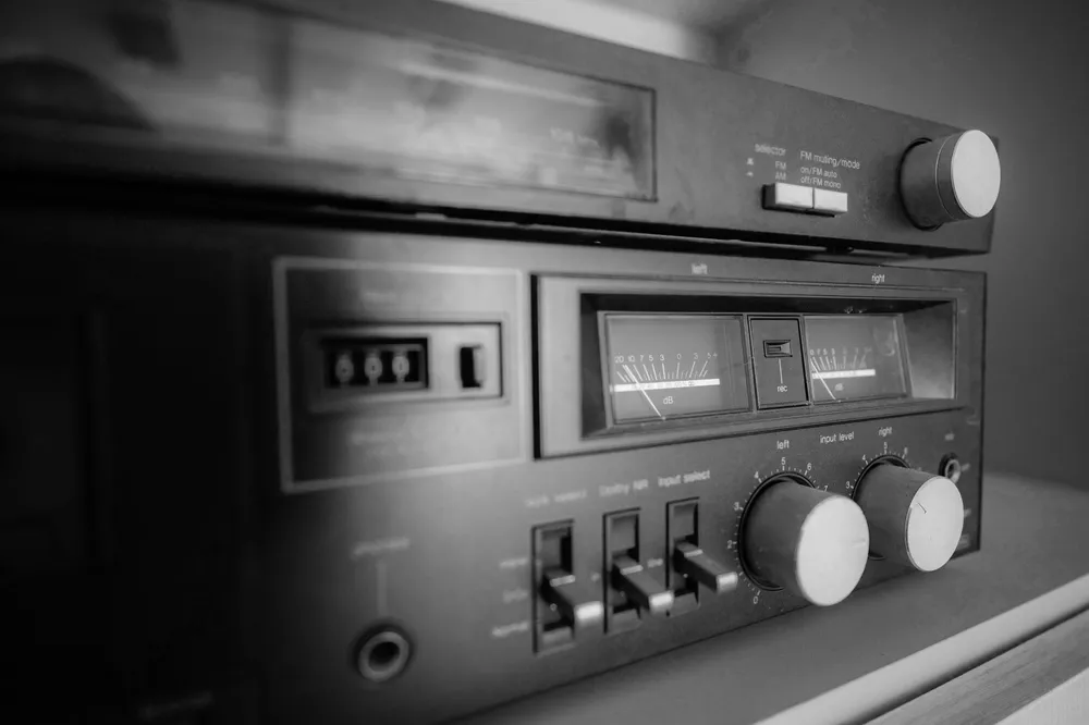 Boutons et façade d'un ampli home-cinéma en gros plan