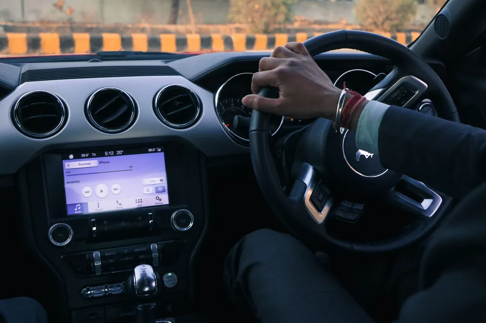 Conducteur utilisant un autoradio à écran tactile