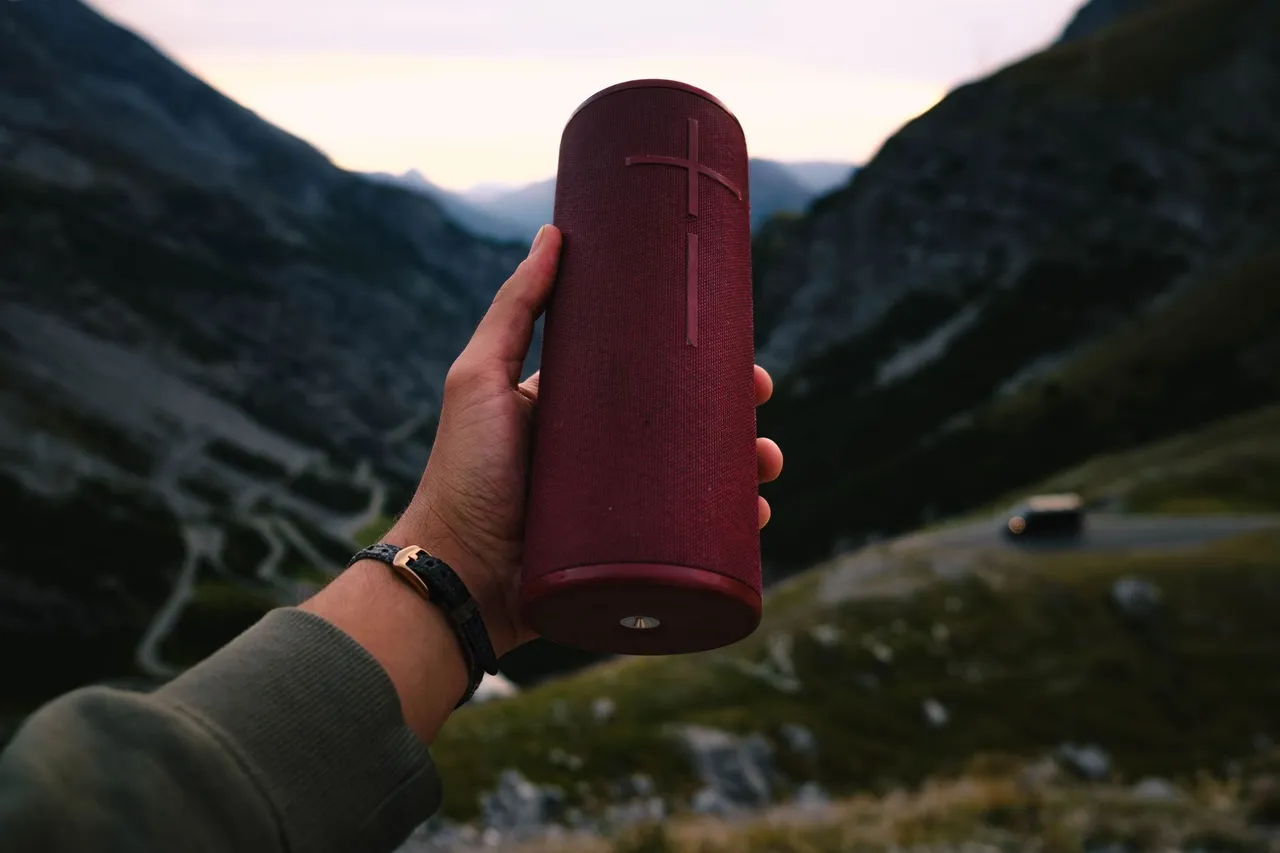 Enceinte Bluetooth portable tenue à la main