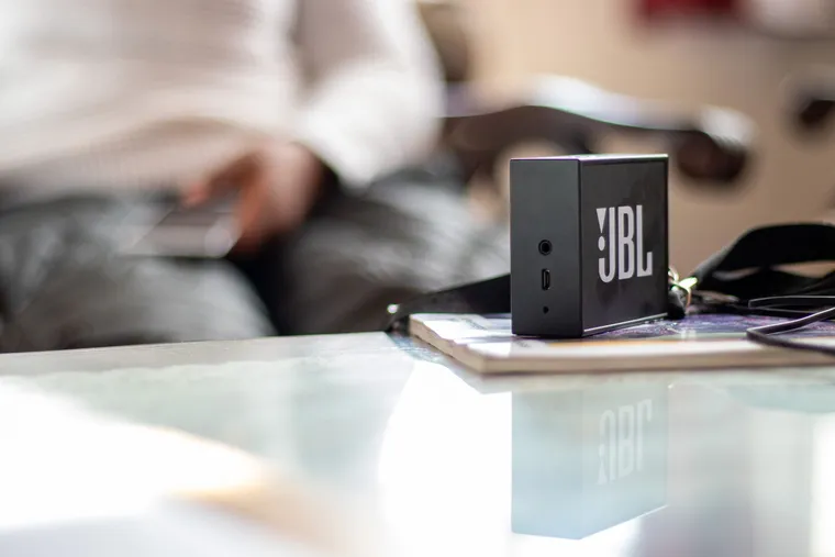 Enceinte Bluetooth portable sur une table