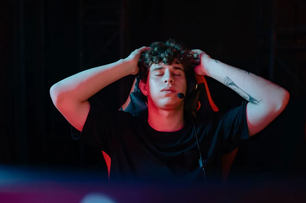 Joueur portant un casque gaming devant son écran