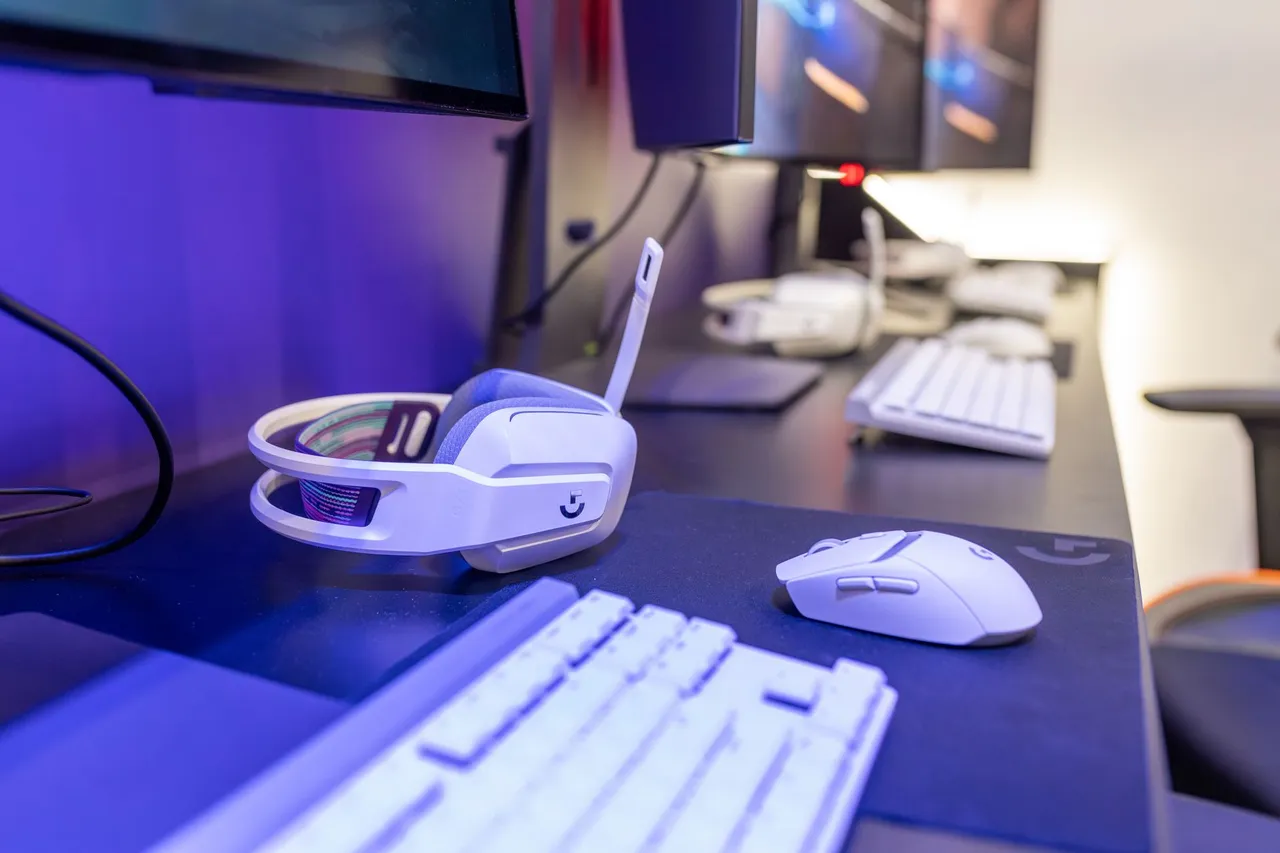 Casque gaming sur un bureau RGB