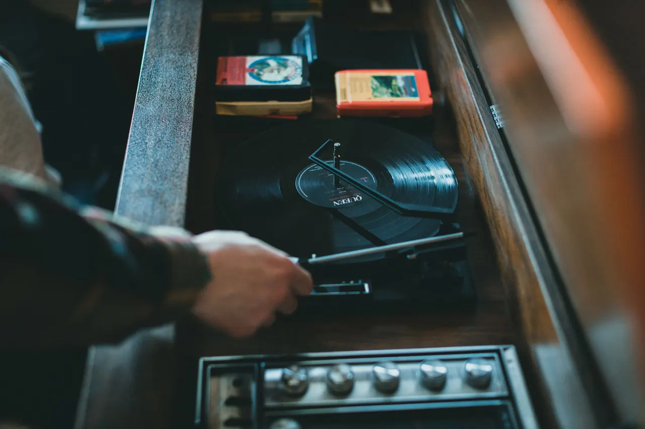 Bureau de home studio avec interface audio et micro