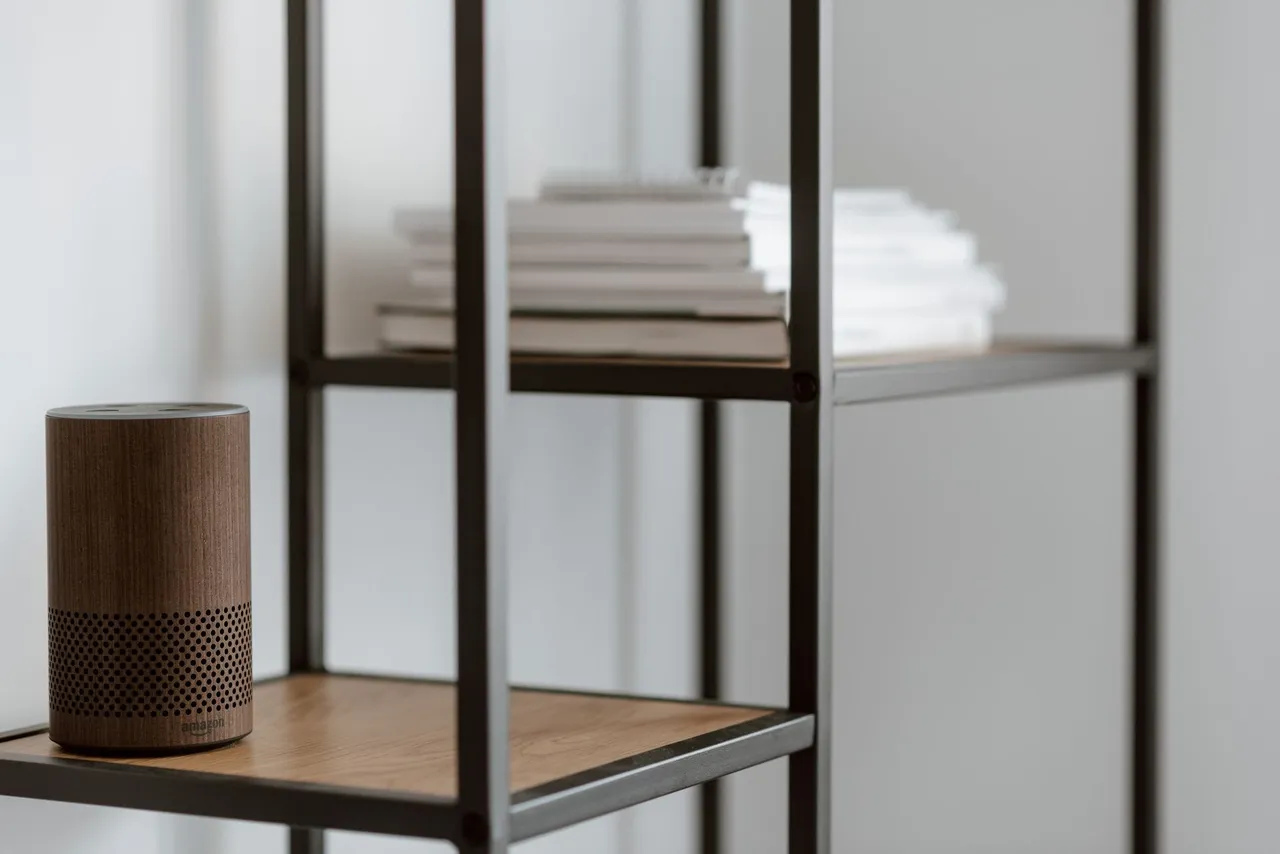 Enceinte connectée multiroom Wi-Fi sur une étagère