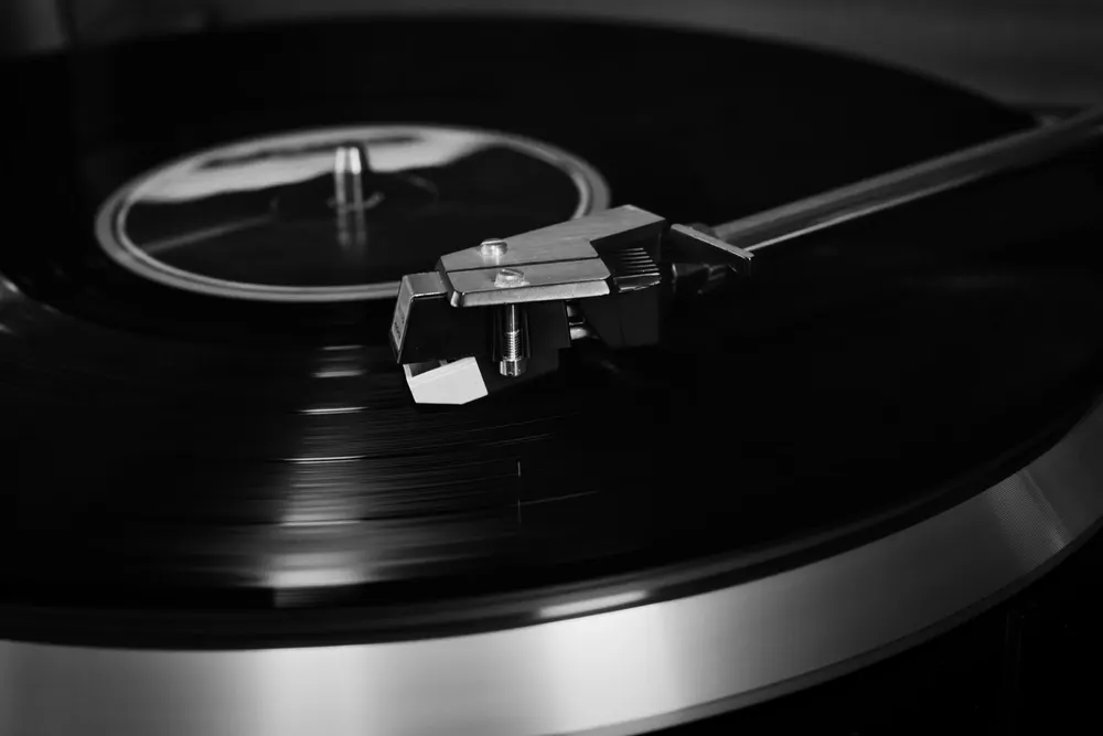 Gros plan sur un disque vinyle en cours de lecture sur une platine